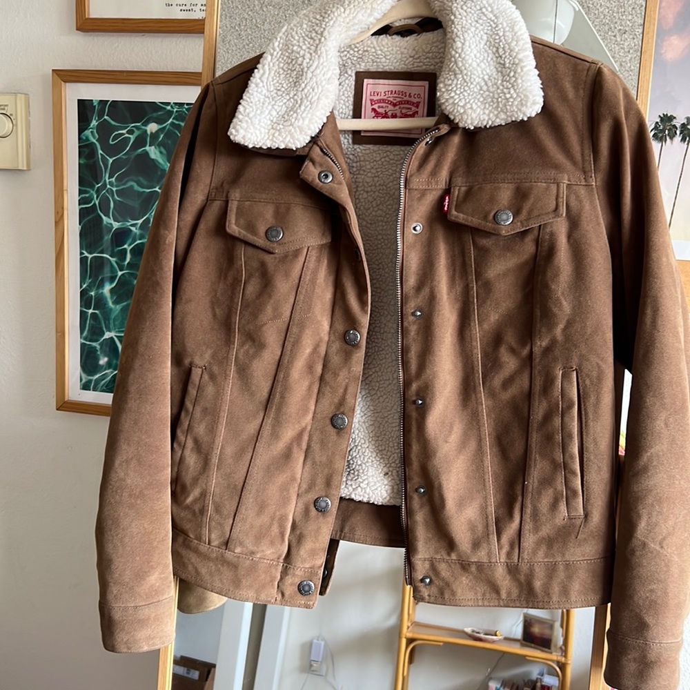 Brown suede Levi’s jacket with Sherpa collar